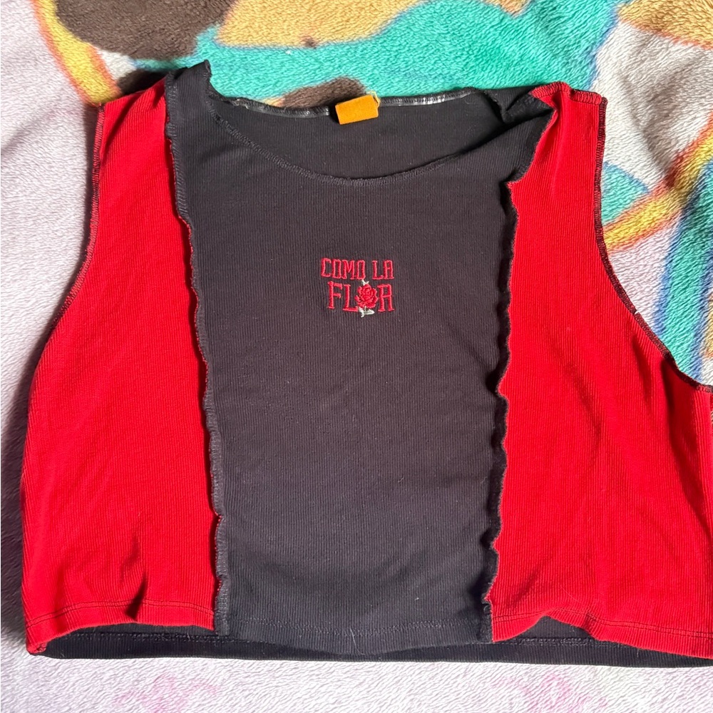 "Como La Flor" black and red crop top size XL